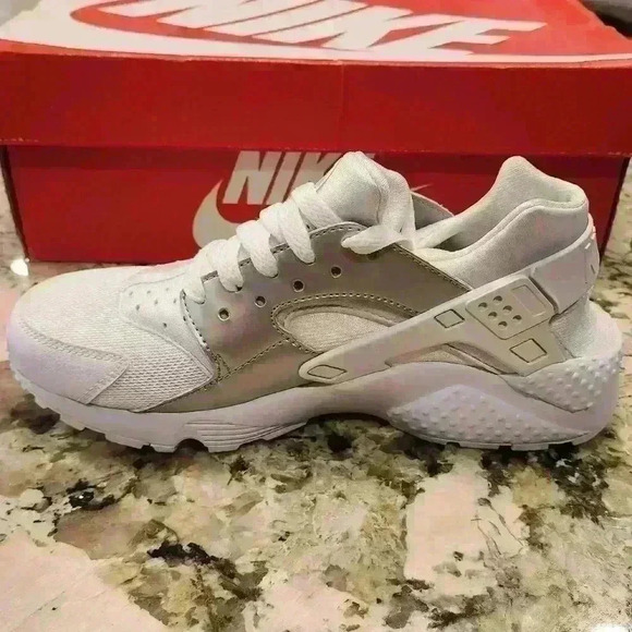 Nike Huarache Run (GS) White Metallic Silver Grade School Size 5Y NIB 654275-108 - Picture 3 of 7